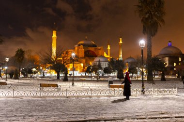 Kış aylarında kar yağışlı mavi cami, İstanbul.