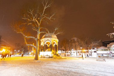 Kış aylarında kar yağışlı mavi cami, İstanbul.