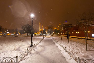 Kış aylarında kar yağışlı mavi cami, İstanbul.