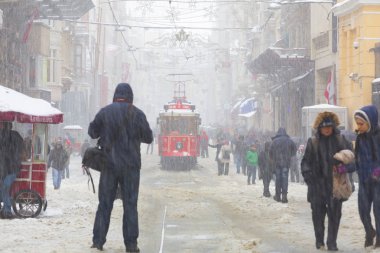 İSTANBUL, TURKEY - 7 HAZİRAN 2017 Taksim, Beyoğlu 'nda karlı bir gün. Istiklal Caddesi 'nde nostaljik tramvay. Taksim İstiklal Caddesi İstanbul, Türkiye 'de popüler bir yer.