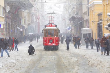 İSTANBUL, TURKEY - 7 HAZİRAN 2017 Taksim, Beyoğlu 'nda karlı bir gün. Istiklal Caddesi 'nde nostaljik tramvay. Taksim İstiklal Caddesi İstanbul, Türkiye 'de popüler bir yer.