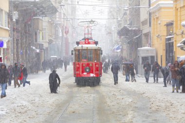 İSTANBUL, TURKEY - 7 HAZİRAN 2017 Taksim, Beyoğlu 'nda karlı bir gün. Istiklal Caddesi 'nde nostaljik tramvay. Taksim İstiklal Caddesi İstanbul, Türkiye 'de popüler bir yer.