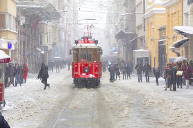 İSTANBUL, TURKEY - 7 HAZİRAN 2017 Taksim, Beyoğlu 'nda karlı bir gün. Istiklal Caddesi 'nde nostaljik tramvay. Taksim İstiklal Caddesi İstanbul, Türkiye 'de popüler bir yer.