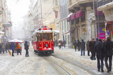 İSTANBUL, TURKEY - 7 HAZİRAN 2017 Taksim, Beyoğlu 'nda karlı bir gün. Istiklal Caddesi 'nde nostaljik tramvay. Taksim İstiklal Caddesi İstanbul, Türkiye 'de popüler bir yer.