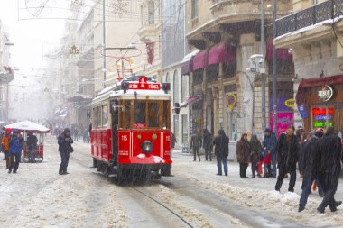 İSTANBUL, TURKEY - 7 HAZİRAN 2017 Taksim, Beyoğlu 'nda karlı bir gün. Istiklal Caddesi 'nde nostaljik tramvay. Taksim İstiklal Caddesi İstanbul, Türkiye 'de popüler bir yer.