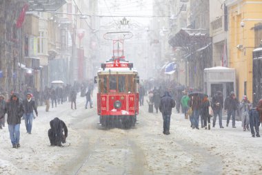 İSTANBUL, TURKEY - 7 HAZİRAN 2017 Taksim, Beyoğlu 'nda karlı bir gün. Istiklal Caddesi 'nde nostaljik tramvay. Taksim İstiklal Caddesi İstanbul, Türkiye 'de popüler bir yer.