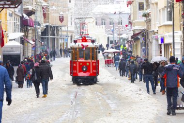 İSTANBUL, TURKEY - 7 HAZİRAN 2017 Taksim, Beyoğlu 'nda karlı bir gün. Istiklal Caddesi 'nde nostaljik tramvay. Taksim İstiklal Caddesi İstanbul, Türkiye 'de popüler bir yer.