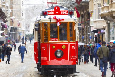 İSTANBUL, TURKEY - 7 HAZİRAN 2017 Taksim, Beyoğlu 'nda karlı bir gün. Istiklal Caddesi 'nde nostaljik tramvay. Taksim İstiklal Caddesi İstanbul, Türkiye 'de popüler bir yer.