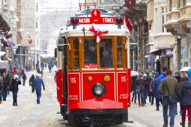 İSTANBUL, TURKEY - 7 HAZİRAN 2017 Taksim, Beyoğlu 'nda karlı bir gün. Istiklal Caddesi 'nde nostaljik tramvay. Taksim İstiklal Caddesi İstanbul, Türkiye 'de popüler bir yer.