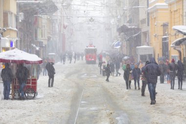 İSTANBUL, TURKEY - 7 HAZİRAN 2017 Taksim, Beyoğlu 'nda karlı bir gün. Istiklal Caddesi 'nde nostaljik tramvay. Taksim İstiklal Caddesi İstanbul, Türkiye 'de popüler bir yer.