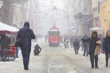 İSTANBUL, TURKEY - 7 HAZİRAN 2017 Taksim, Beyoğlu 'nda karlı bir gün. Istiklal Caddesi 'nde nostaljik tramvay. Taksim İstiklal Caddesi İstanbul, Türkiye 'de popüler bir yer.