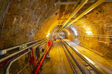 İSTANBUL, TURKEY - 7 HAZİRAN 2017 Taksim, Beyoğlu 'nda karlı bir gün. Istiklal Caddesi 'nde nostaljik tramvay. Taksim İstiklal Caddesi İstanbul, Türkiye 'de popüler bir yer.
