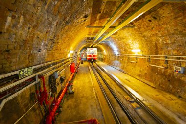 İSTANBUL, TURKEY - 7 HAZİRAN 2017 Taksim, Beyoğlu 'nda karlı bir gün. Istiklal Caddesi 'nde nostaljik tramvay. Taksim İstiklal Caddesi İstanbul, Türkiye 'de popüler bir yer.