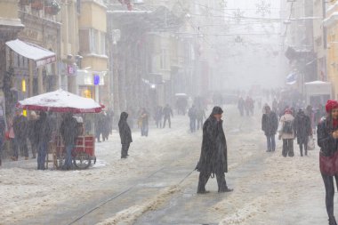 İSTANBUL, TURKEY - 7 HAZİRAN 2017 Taksim, Beyoğlu 'nda karlı bir gün. Istiklal Caddesi 'nde nostaljik tramvay. Taksim İstiklal Caddesi İstanbul, Türkiye 'de popüler bir yer.
