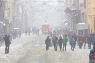 İSTANBUL, TURKEY - 7 HAZİRAN 2017 Taksim, Beyoğlu 'nda karlı bir gün. Istiklal Caddesi 'nde nostaljik tramvay. Taksim İstiklal Caddesi İstanbul, Türkiye 'de popüler bir yer.