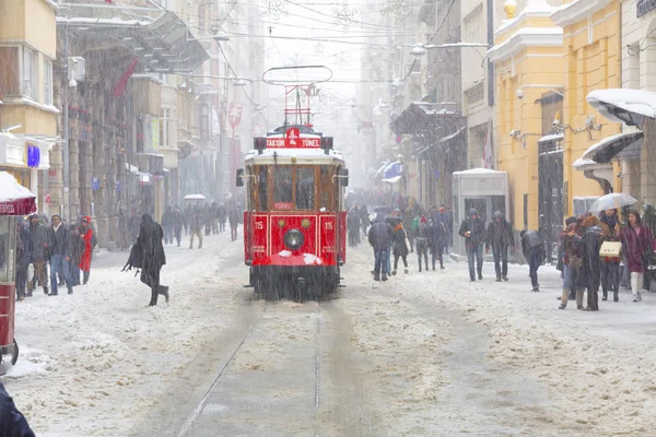 Istanbul Turkey Styczeń 2017 Śnieżny Dzień Taksim Beyoglu Nostalgiczny Tramwaj — Zdjęcie stockowe