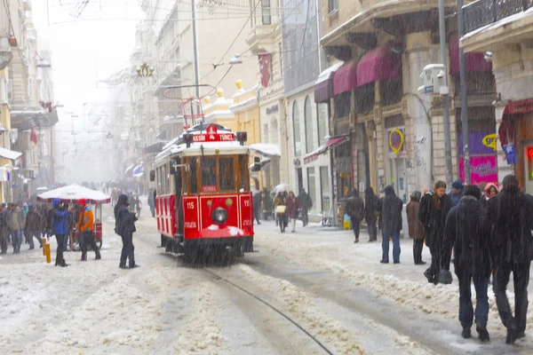 Istanbul Turkey Styczeń 2017 Śnieżny Dzień Taksim Beyoglu Nostalgiczny Tramwaj — Zdjęcie stockowe