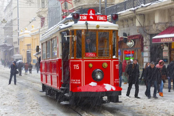 Istanbul Turquie Janvier 2017 Journée Enneigée Taksim Beyoglu Tram Nostalgique — Photo