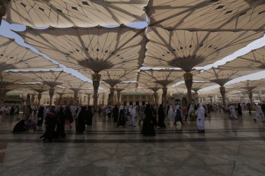 Medine, Suudi Arabistan - 17 Eylül 2018: Minareler ve Medine'deki Dev Geri Çekilebilir Çadır, bulutlar ve mavi gökyüzüyle