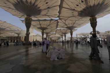 Medine, Suudi Arabistan - 17 Eylül 2018: Minareler ve Medine'deki Dev Geri Çekilebilir Çadır, bulutlar ve mavi gökyüzüyle