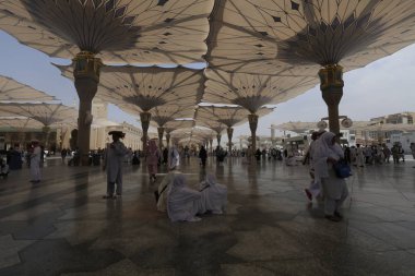 Medine, Suudi Arabistan - 17 Eylül 2018: Minareler ve Medine'deki Dev Geri Çekilebilir Çadır, bulutlar ve mavi gökyüzüyle