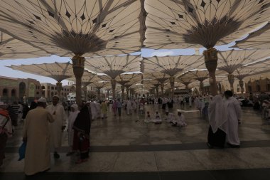 Medine, Suudi Arabistan - 17 Eylül 2018: Minareler ve Medine'deki Dev Geri Çekilebilir Çadır, bulutlar ve mavi gökyüzüyle