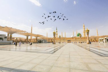 Medine, Suudi Arabistan - 17 Eylül 2018: Minareler ve Medine'deki Dev Geri Çekilebilir Çadır, bulutlar ve mavi gökyüzüyle