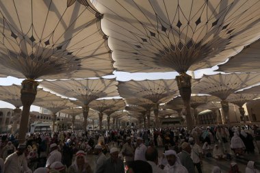 Medine, Suudi Arabistan - 17 Eylül 2018: Minareler ve Medine'deki Dev Geri Çekilebilir Çadır, bulutlar ve mavi gökyüzüyle