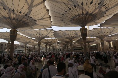 Medine, Suudi Arabistan - 17 Eylül 2018: Minareler ve Medine'deki Dev Geri Çekilebilir Çadır, bulutlar ve mavi gökyüzüyle