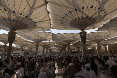 Medine, Suudi Arabistan - 17 Eylül 2018: Minareler ve Medine'deki Dev Geri Çekilebilir Çadır, bulutlar ve mavi gökyüzüyle