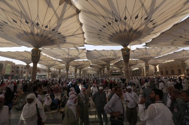 Medine, Suudi Arabistan - 17 Eylül 2018: Minareler ve Medine'deki Dev Geri Çekilebilir Çadır, bulutlar ve mavi gökyüzüyle