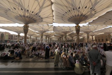 Medine, Suudi Arabistan - 17 Eylül 2018: Minareler ve Medine'deki Dev Geri Çekilebilir Çadır, bulutlar ve mavi gökyüzüyle