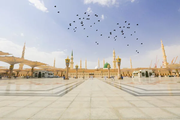 Medina Saudi Arabia Sept 2018 Minaretes Gigantesca Tenda Retrátil Mesquita — Fotografia de Stock