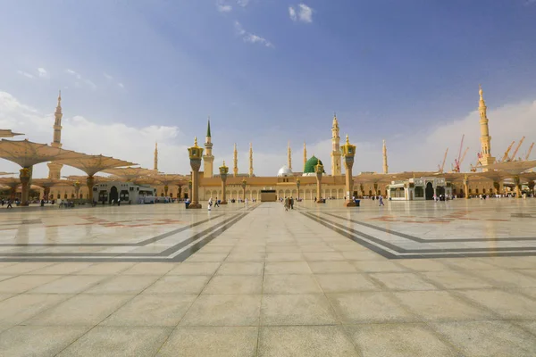 Medina Saudi Arabia Sept 2018 Minaretes Gigantesca Tenda Retrátil Mesquita — Fotografia de Stock