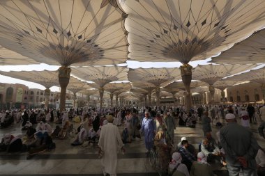 Medine, Suudi Arabistan - 17 Eylül 2018: Minareler ve Medine'deki Dev Geri Çekilebilir Çadır, bulutlar ve mavi gökyüzüyle