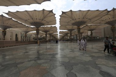 Medine, Suudi Arabistan - 17 Eylül 2018: Minareler ve Medine'deki Dev Geri Çekilebilir Çadır, bulutlar ve mavi gökyüzüyle