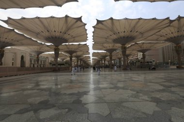 Medine, Suudi Arabistan - 17 Eylül 2018: Minareler ve Medine'deki Dev Geri Çekilebilir Çadır, bulutlar ve mavi gökyüzüyle