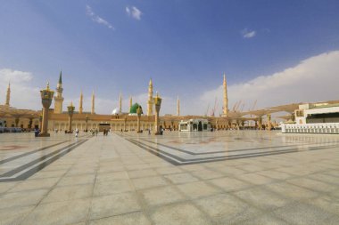 Medine, Suudi Arabistan - 17 Eylül 2018: Minareler ve Medine'deki Dev Geri Çekilebilir Çadır, bulutlar ve mavi gökyüzüyle