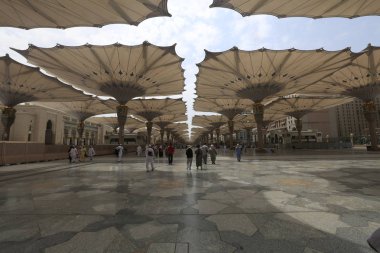 Medine, Suudi Arabistan - 17 Eylül 2018: Minareler ve Medine'deki Dev Geri Çekilebilir Çadır, bulutlar ve mavi gökyüzüyle