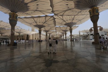 Medine, Suudi Arabistan - 17 Eylül 2018: Minareler ve Medine'deki Dev Geri Çekilebilir Çadır, bulutlar ve mavi gökyüzüyle