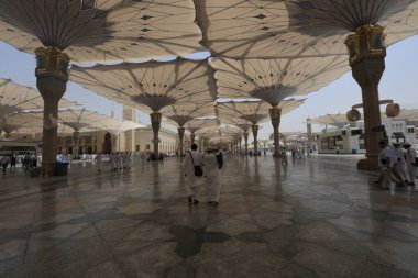 Medine, Suudi Arabistan - 17 Eylül 2018: Minareler ve Medine'deki Dev Geri Çekilebilir Çadır, bulutlar ve mavi gökyüzüyle