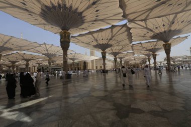 Medine, Suudi Arabistan - 17 Eylül 2018: Minareler ve Medine'deki Dev Geri Çekilebilir Çadır, bulutlar ve mavi gökyüzüyle