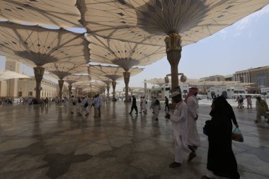 Medine, Suudi Arabistan - 17 Eylül 2018: Minareler ve Medine'deki Dev Geri Çekilebilir Çadır, bulutlar ve mavi gökyüzüyle