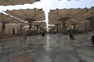 Medine, Suudi Arabistan - 17 Eylül 2018: Minareler ve Medine'deki Dev Geri Çekilebilir Çadır, bulutlar ve mavi gökyüzüyle