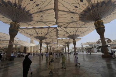 Medine, Suudi Arabistan - 17 Eylül 2018: Minareler ve Medine'deki Dev Geri Çekilebilir Çadır, bulutlar ve mavi gökyüzüyle