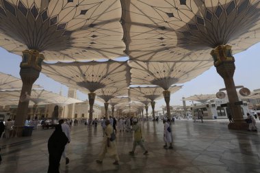 Medine, Suudi Arabistan - 17 Eylül 2018: Minareler ve Medine'deki Dev Geri Çekilebilir Çadır, bulutlar ve mavi gökyüzüyle