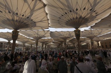 Medine, Suudi Arabistan - 17 Eylül 2018: Minareler ve Medine'deki Dev Geri Çekilebilir Çadır, bulutlar ve mavi gökyüzüyle