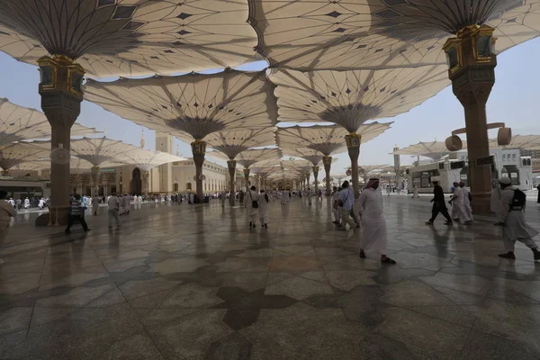 メディナ サウジアラビア Sept 2018 雲と青空とメディナの預言者ムハンマドモスクでのミニアレットと巨大な引き込み式テント — ストック写真