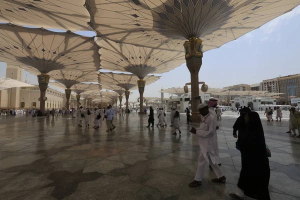 メディナ サウジアラビア Sept 2018 雲と青空とメディナの預言者ムハンマドモスクでのミニアレットと巨大な引き込み式テント — ストック写真