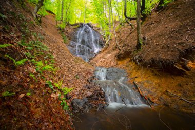 Çok hızlı akan su ile muhteşem bir şelale görünümü. Erikli şelaleleri, Yalova, Türkiye.